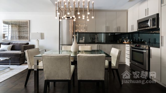 小型廚房裝修時，巧妙利用軟裝增加空間感！